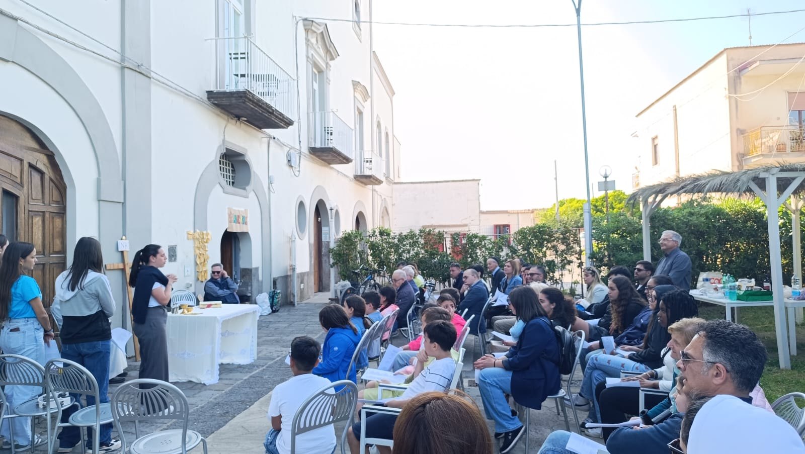 Facciata di Villa Vesuviana con un gruppo riunito nel cortile