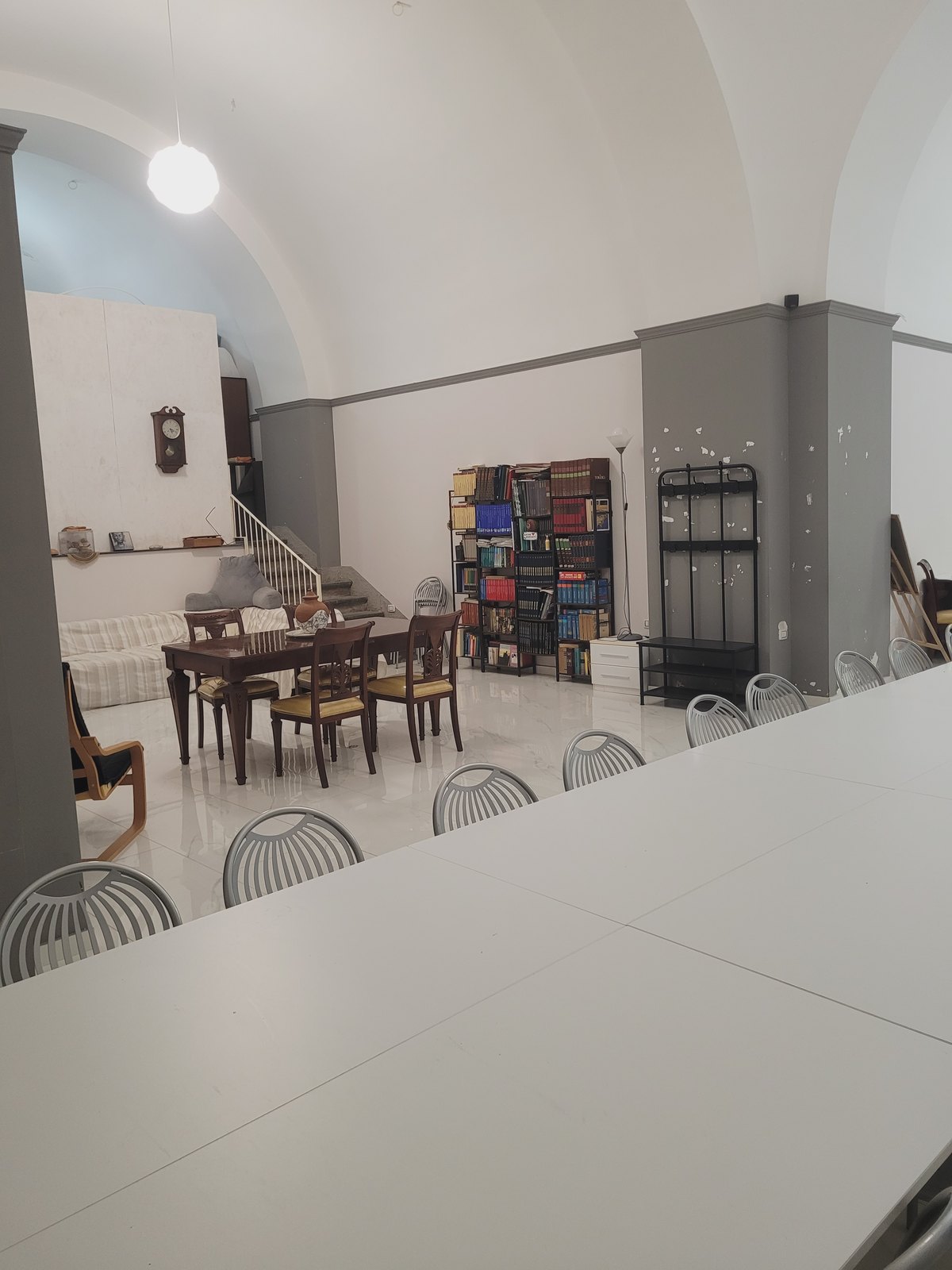 Tavolata nel salone di Villa Vesuviana
