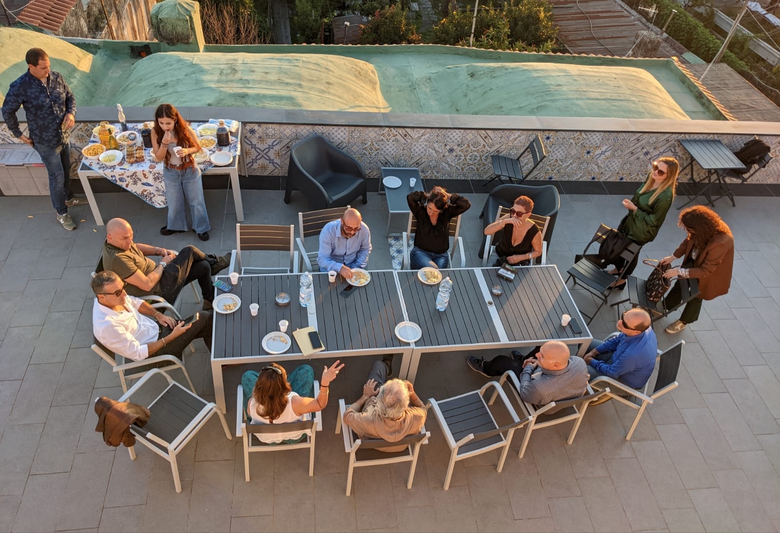 Un gruppo riunito a tavola sul terrazzo di Family